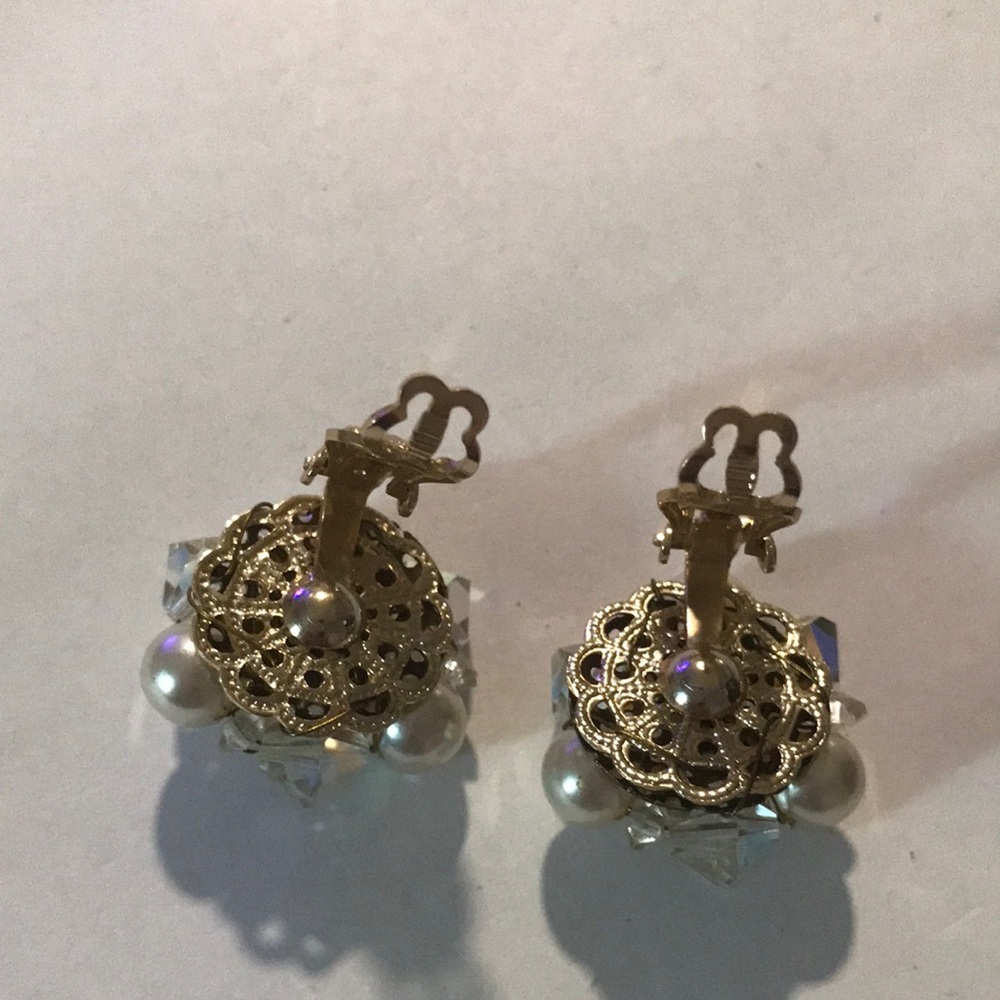Elegant Pearl and Crystal Cluster vintage Earrings - Picture 2 of 7